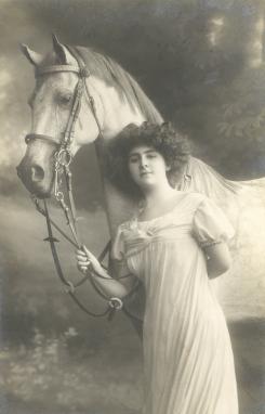 Gammalt foto. Antika fotografier s&auml;ljs ofta f&ouml;rv&aring;nansv&auml;rt billigt p&aring; auktioner, men ocks&aring; p&aring; loppisar och i antikaff&auml;rer.