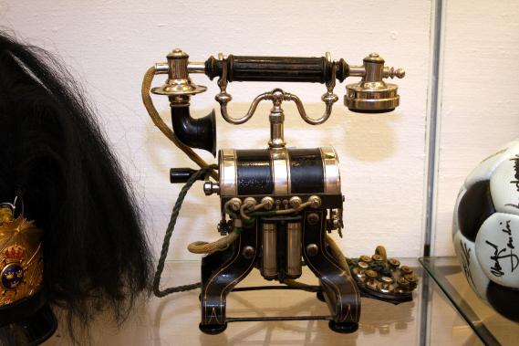 Fynda antik telefon och unika samlarprylar på auktion Fynda antik telefon och unika samlarprylar på auktion
